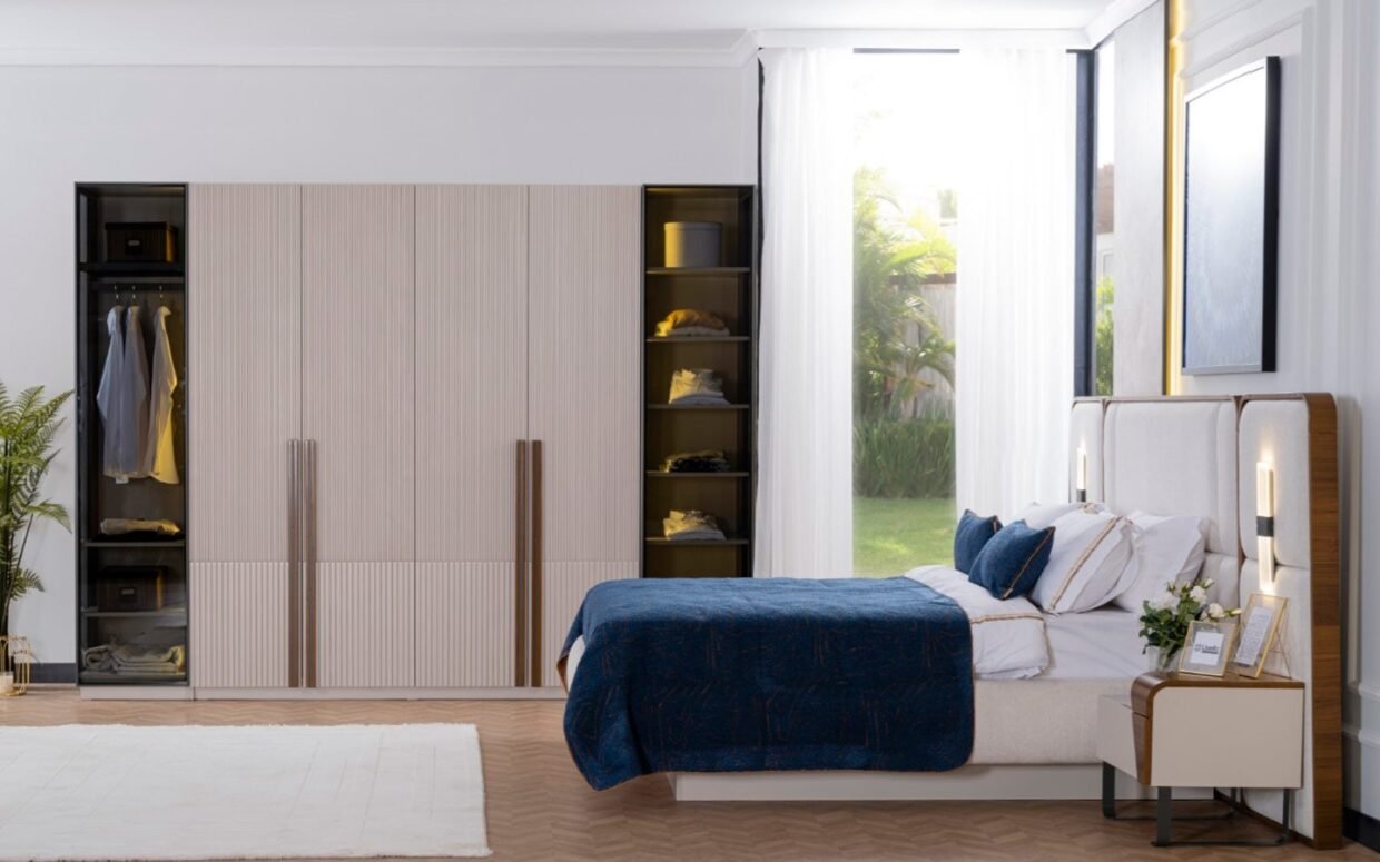 Şıklık ve konforu buluşturan yatak odası takımımız, modern tarzıyla dikkat çeker. Dolap, karyola ve başlık detaylarıyla hem işlevsel hem estetik bir tasarıma sahiptir. Dayanıklı yapısı sayesinde yıllarca ilk günkü formunu korur.