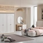 Şıklığı ve konforu birleştiren yatak odalarımız estetik görünüm sunar. Raflı dolap sistemi düzenli bir ortam oluşturur. Avrupa kalite standartlarında üretilmiştir.