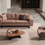 Yumuşak kumaş yüzeyi ve yatak fonksiyonu ile tasarlanan koltuk takımı modern evlere şıklık katar.