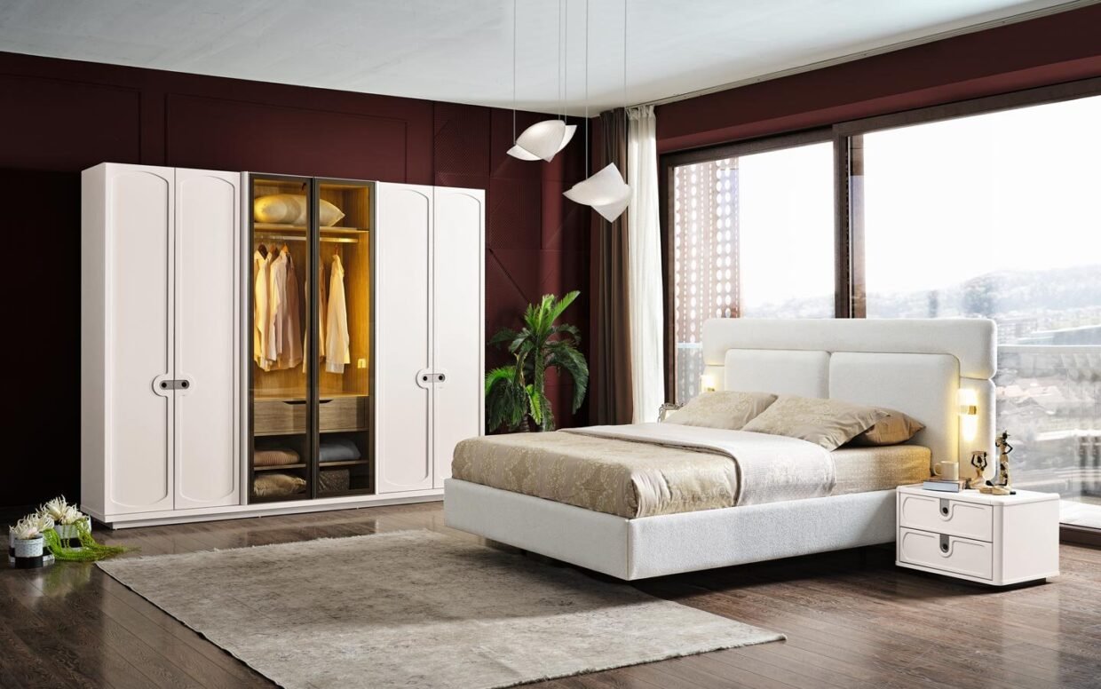 Modern yatak odası takımı; dolap, başlıklı karyola ve komodinleriyle fonksiyonel kullanım sağlar. Türkiye ve Avrupa’ya güvenle teslim edilmektedir.