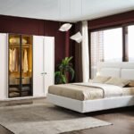 Modern yatak odası takımı; dolap, başlıklı karyola ve komodinleriyle fonksiyonel kullanım sağlar. Türkiye ve Avrupa’ya güvenle teslim edilmektedir.