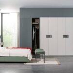 Los Angeles Yatak Odası Takımı, şıklığı ve fonksiyonelliği bir araya getirerek yaşam alanlarınıza modern bir dokunuş kazandırır. Takım içeriğinde 1 adet Los Angeles dört kapaklı dolap, 1 adet Los Angeles iki kapaklı dolap, 1 adet başlıklı karyola ve 2 adet komodin bulunmaktadır. ISO 9001 Avrupa kalite standartlarında üretilen sağlam iskeleti uzun ömürlü kullanım sunar. 160x200 cm ölçülerindeki bazalı karyola, konforlu uyku deneyiminin yanı sıra ekstra depolama alanı sağlar. Dolap içeriği askılıklı, raflı ve çekmeceli yapısıyla düzenli kullanım kolaylığı sunarken, modüler özelliği sayesinde giyinme odası şeklinde tasarlanabilir. Böylece yatak odanıza hem şıklık hem de işlevsellik kazandırabilirsiniz. Ürün yüzeyleri kolay temizlenebilir olup kimyasal içermeyen temizleyicilerle güvenle temizlenebilir. Tüm parçalar demonte şekilde paketlenip gönderilir. Teslimat süresi 25–35 iş günü olup, Türkiye’nin tüm bölgelerine ve Avrupa ülkelerine güvenle teslimat yapılmaktadır.