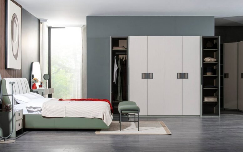 Los Angeles Yatak Odası Takımı, şıklığı ve fonksiyonelliği bir araya getirerek yaşam alanlarınıza modern bir dokunuş kazandırır. Takım içeriğinde 1 adet Los Angeles dört kapaklı dolap, 1 adet Los Angeles iki kapaklı dolap, 1 adet başlıklı karyola ve 2 adet komodin bulunmaktadır. ISO 9001 Avrupa kalite standartlarında üretilen sağlam iskeleti uzun ömürlü kullanım sunar. 160x200 cm ölçülerindeki bazalı karyola, konforlu uyku deneyiminin yanı sıra ekstra depolama alanı sağlar. Dolap içeriği askılıklı, raflı ve çekmeceli yapısıyla düzenli kullanım kolaylığı sunarken, modüler özelliği sayesinde giyinme odası şeklinde tasarlanabilir. Böylece yatak odanıza hem şıklık hem de işlevsellik kazandırabilirsiniz. Ürün yüzeyleri kolay temizlenebilir olup kimyasal içermeyen temizleyicilerle güvenle temizlenebilir. Tüm parçalar demonte şekilde paketlenip gönderilir. Teslimat süresi 25–35 iş günü olup, Türkiye’nin tüm bölgelerine ve Avrupa ülkelerine güvenle teslimat yapılmaktadır.