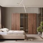 Doğal ahşap detaylarıyla sıcak bir atmosfer sunan yatak odası takımımız, modern tasarımıyla estetik bir görünüm kazandırır. Aynalı dolap yapısı geniş depolama alanı sağlayarak fonksiyonelliği artırır. Kaliteli malzemesi ve sağlam iskeletiyle uzun yıllar güvenle kullanılabilir.