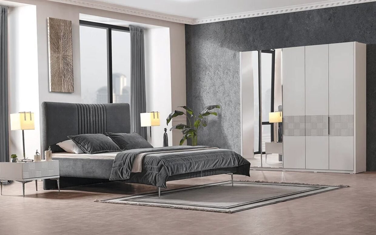 Konforlu karyola, geniş dolap ve kullanışlı komodinlerden oluşan takım, uzun ömürlü kullanım sağlar. Türkiye ve Avrupa’ya güvenli teslimat yapılmaktadır.