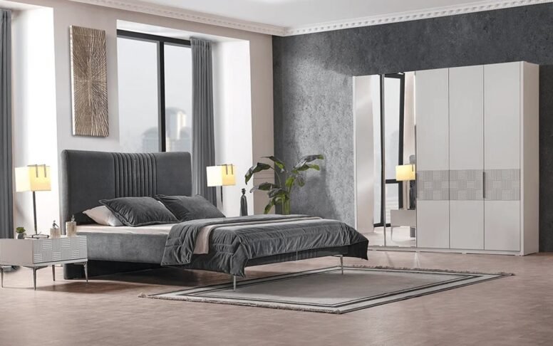 Konforlu karyola, geniş dolap ve kullanışlı komodinlerden oluşan takım, uzun ömürlü kullanım sağlar. Türkiye ve Avrupa’ya güvenli teslimat yapılmaktadır.