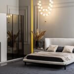 Modern yatak odası takımımız, sade çizgileri ve zarif detaylarıyla yaşam alanınıza ferahlık kazandırır. Geniş depolama alanına sahip dolap yapısı, düzenli bir kullanım imkânı sunar. Kaliteli malzemesi ve baza fonksiyonu ile hem şıklığı hem konforu bir arada yaşatır.