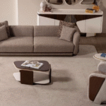 Zarif detaylı koltuk takımı yatak olma özelliğiyle işlevsellik sunar. Şık kumaşıyla modern yaşam alanlarına uyum sağlar.