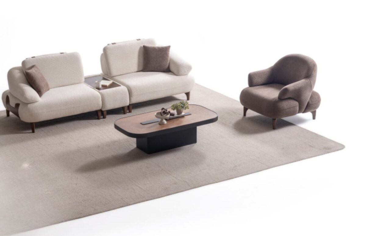 Kumaş kalitesiyle öne çıkan koltuk takımı, zarif detayları ve yatak olabilme özelliğiyle çok yönlüdür.