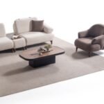 Kumaş kalitesiyle öne çıkan koltuk takımı, zarif detayları ve yatak olabilme özelliğiyle çok yönlüdür.