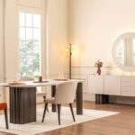 Şık konsolu, açılır masası ve konforlu sandalyeleriyle bu yemek odası takımı estetikle fonksiyonelliği buluşturur.