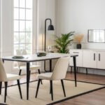 Bu modern yemek odası takımı, sade tasarımıyla evinizde ferahlık ve zarafet yaratır. Açık renk tonlarıyla tasarlanan masa ve sandalyeler, doğal ahşap detaylarla