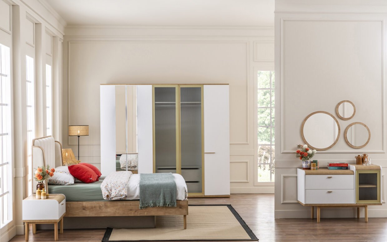 Fonksiyonel depolama alanlarıyla öne çıkan yatak odalarımız, estetik görünümü ve kaliteli malzemesiyle fark yaratır.