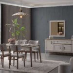 Modern çizgilere sahip bu yemek odası takımı, sade tasarımıyla evinize zarif bir atmosfer kazandırır. Ahşap detaylar ve yumuşak tonların uyumu, doğal ve sıcak bir görünüm oluşturur. Özbay Mobilya kalitesiyle üretilen takım, estetik ve konforu bir arada sunar.