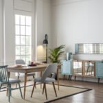 Bu yemek odası takımı, minimalist tasarımı ve doğal ahşap tonlarıyla modern dekorasyon anlayışını yansıtır. Beyaz detayların sıcak ahşapla birleşimi, ortamda ferah ve huzurlu bir ambiyans oluşturur. Özbay Mobilya’nın kalite anlayışıyla tasarlanan bu model, zarafet ve konforu aynı anda sunar.